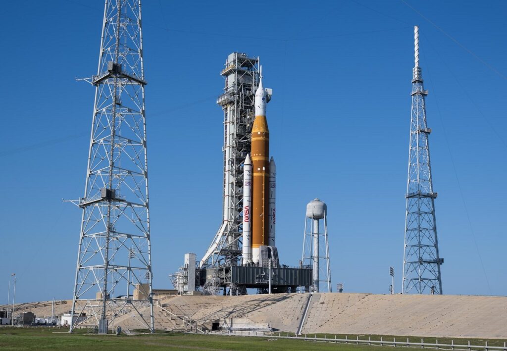 阿尔忒弥斯II号（SLS）火箭和猎户座飞船