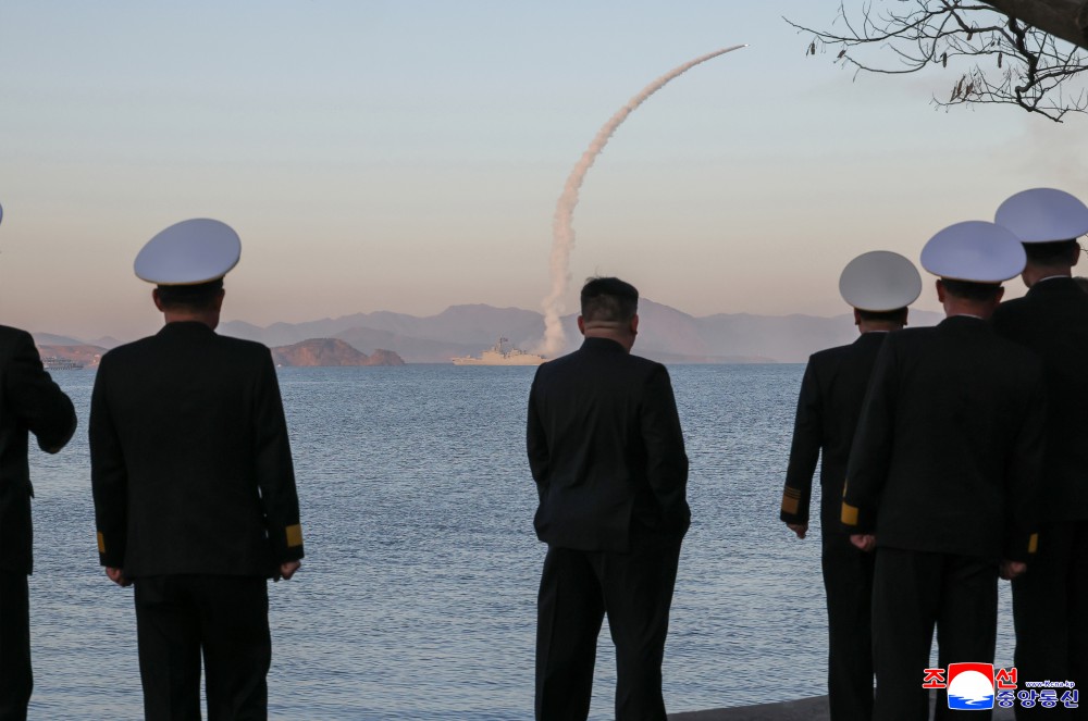 朝鲜“崔贤”号驱逐舰进行武器系统试验