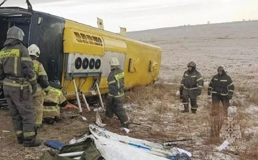 俄罗斯远东地区外贝加尔边疆区发生大巴侧翻事故，造成2名中国公民死亡，至少10人受伤