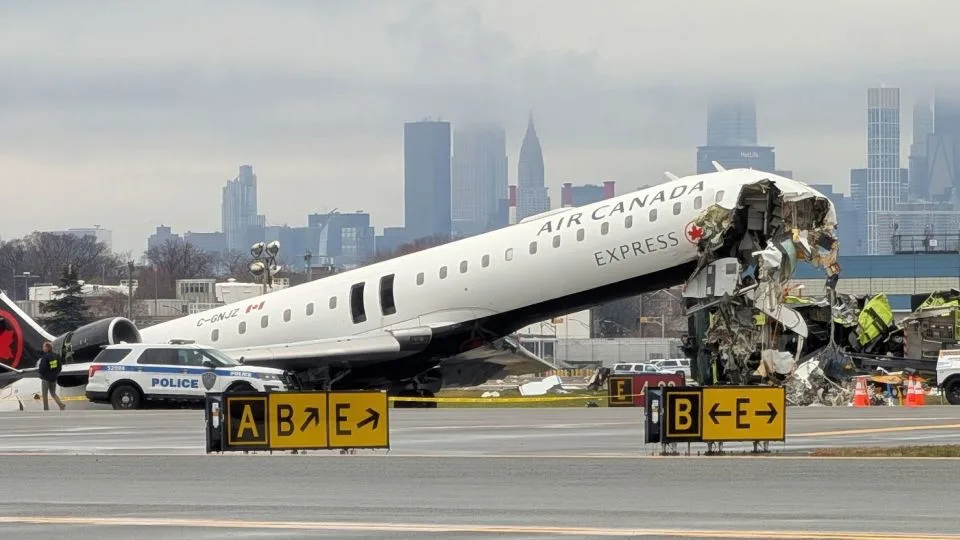 美国拉瓜迪亚机场一架与消防车相撞的加拿大快运航空（Air Canada Express）喷气式客机的残骸