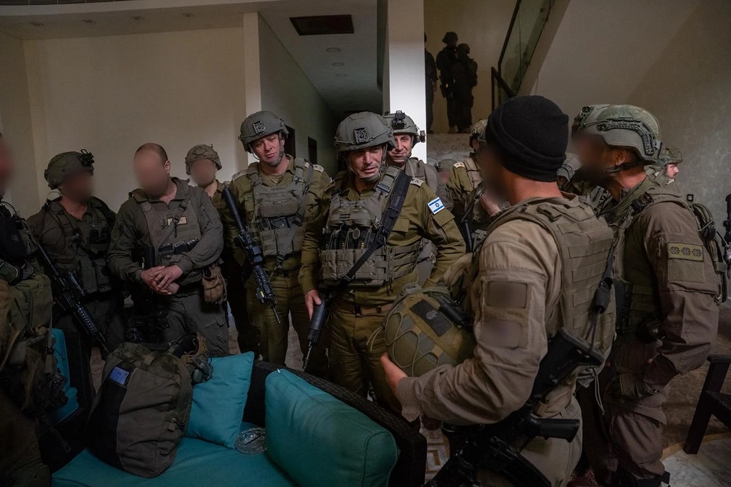 以色列国防军总参谋长埃亚勒·扎米尔（Eyal Zamir）中将在黎巴嫩南部宾特杰拜勒郊区会见部队