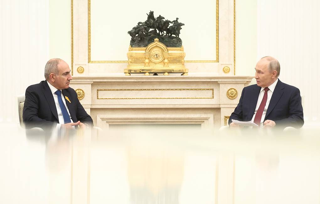 俄罗斯总统弗拉基米尔·普京（Vladimir Putin）（右）会见亚美尼亚总理尼科尔·帕希尼扬（Nikol Pashinyan）