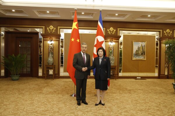 中国外交部长王毅在平壤锦绣山迎宾馆同朝鲜外相崔善姬举行会谈