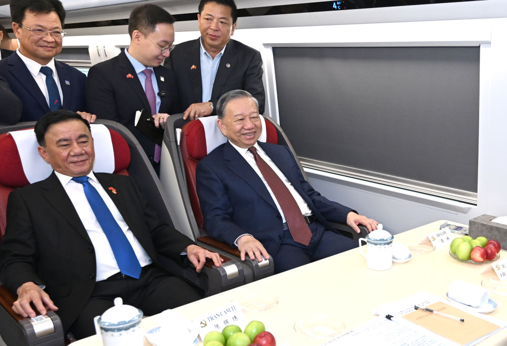 越共中央总书记、国家主席苏林从北京乘高铁前往广西