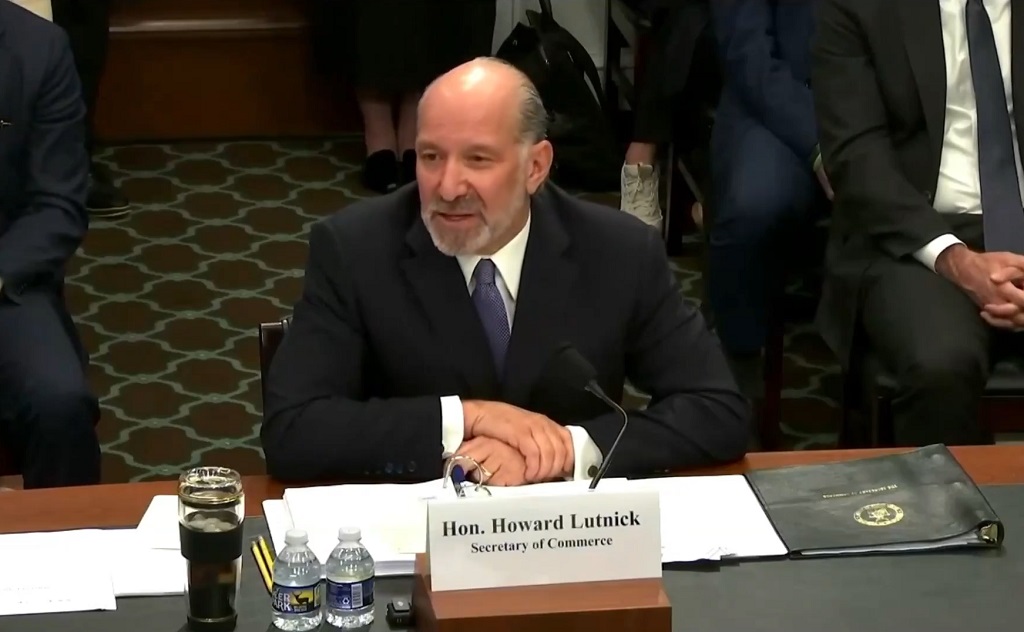 美国商务部长霍华德·卢特尼克（Howard Lutnick）在国会听证会接受质询