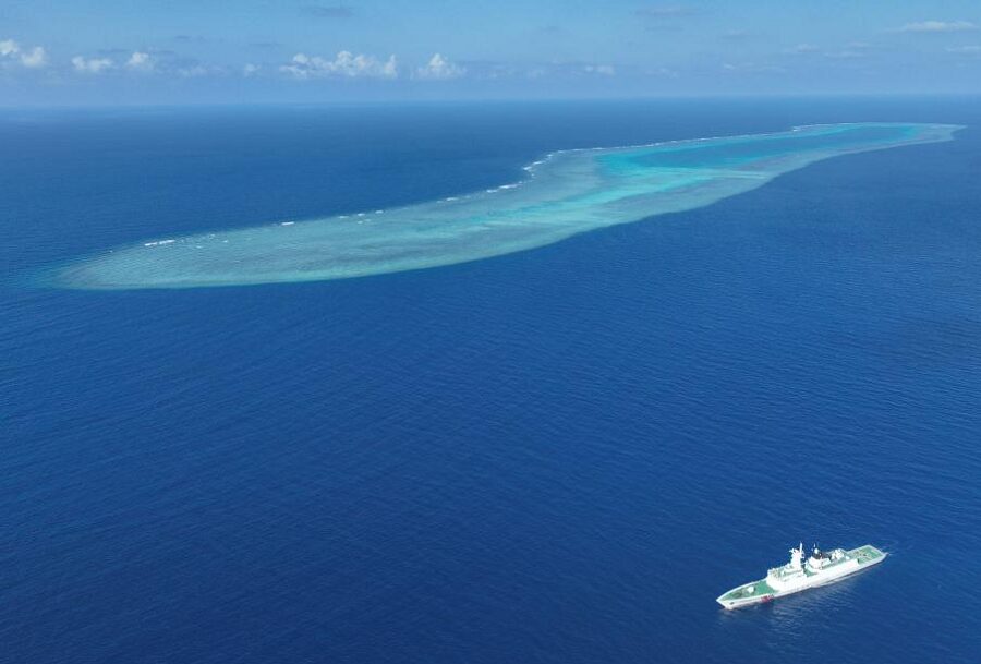 中国海警三都舰在南海某海礁周边巡逻（无人机照片）